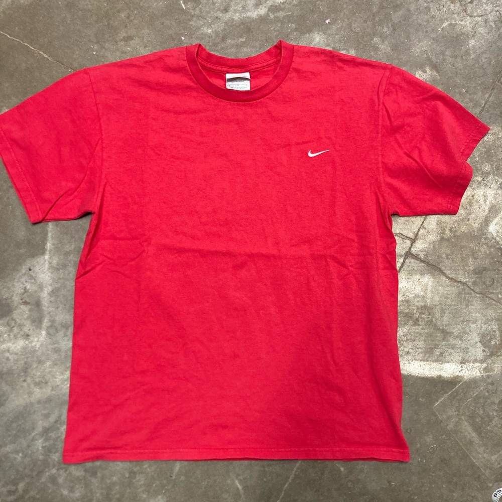 Y2K Red Embroidered swoosh Nike Basic tee size medium